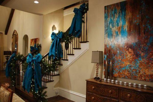How to decorate a staircase for Christmas 1