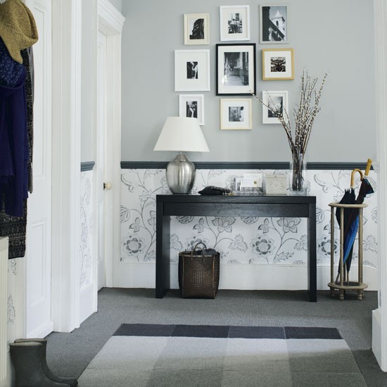 black-and-white-hallway table