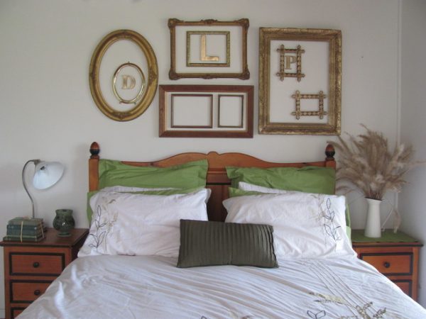 decorate-the-wall-above-the-bed-with-empty frames