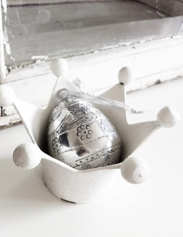 Cool-Natural-Easter-In-Scandinavian-Style-Ideas-With-silver-easter-egg-decor-6