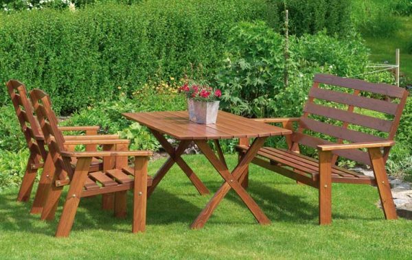 garden table and chairs