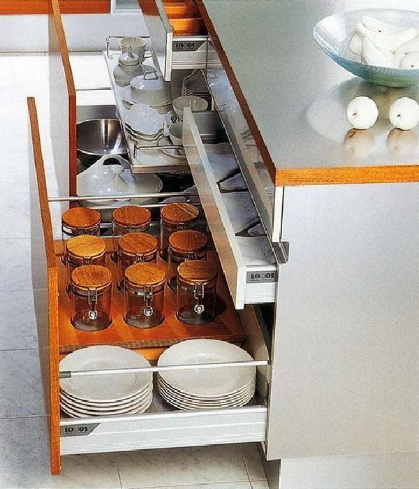 organize kitchen cabinets and drawers 