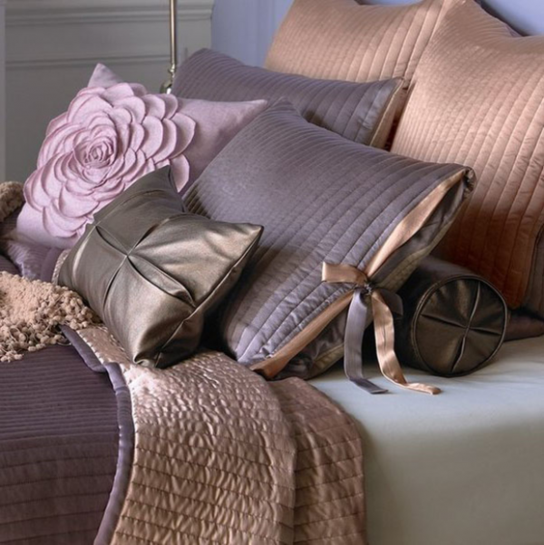 bed decorative pillows