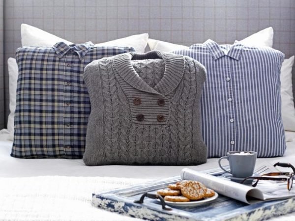 Original_Brian-Patrick-Flynn-Winter-Bedroom-Sweater-Pillows-Detail_s4x3.jpg.rend_.hgtvcom.1280.960