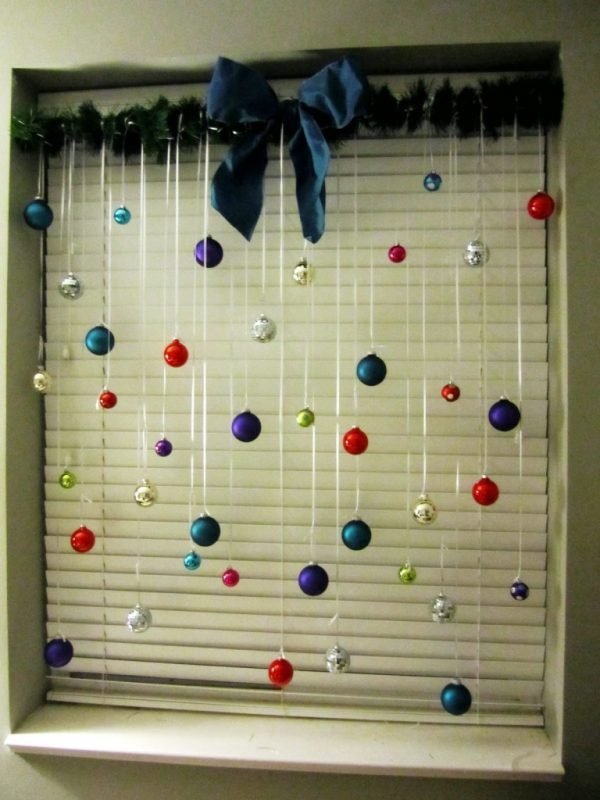 holiday-window-decorations