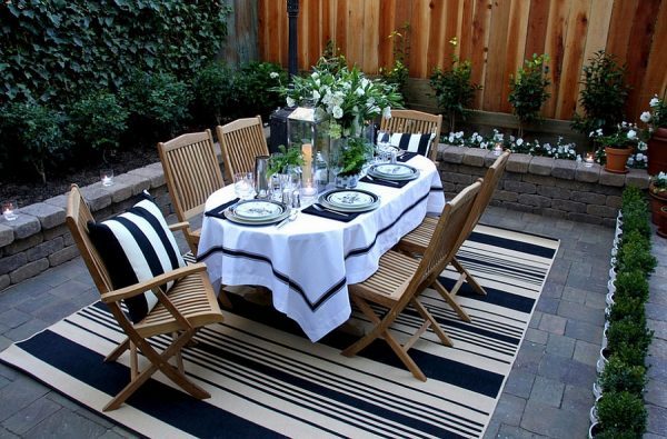 outdoor dining table 