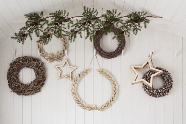 christmas wreaths and garland decorations 