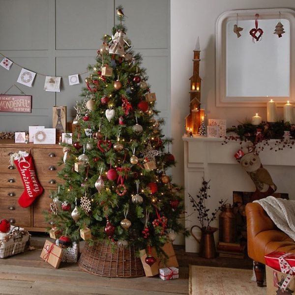 traditional christmas tree decorations 