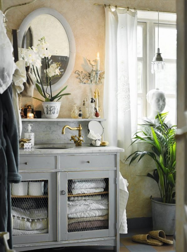 old fashioned bathroom