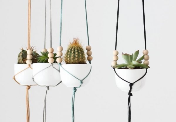 simple macrame plant hanger 
