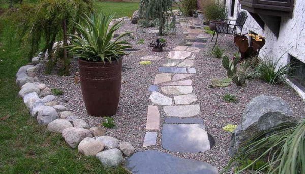 Garden decoration with stones 