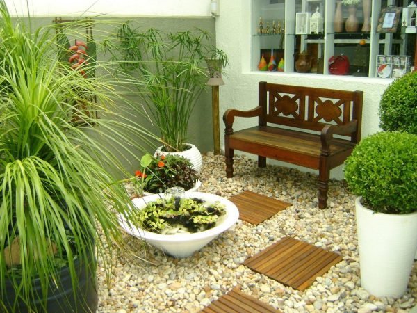 decorative yard rocks 