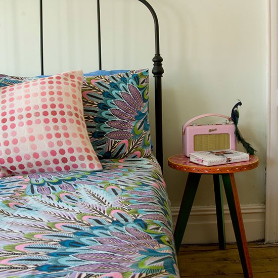 lindo-quarto-decorado-com-bbanco-como-mesinha-de-cabeceira