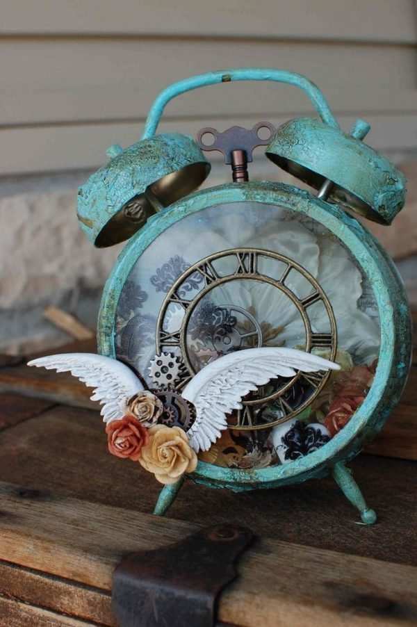 old fashioned alarm clock 