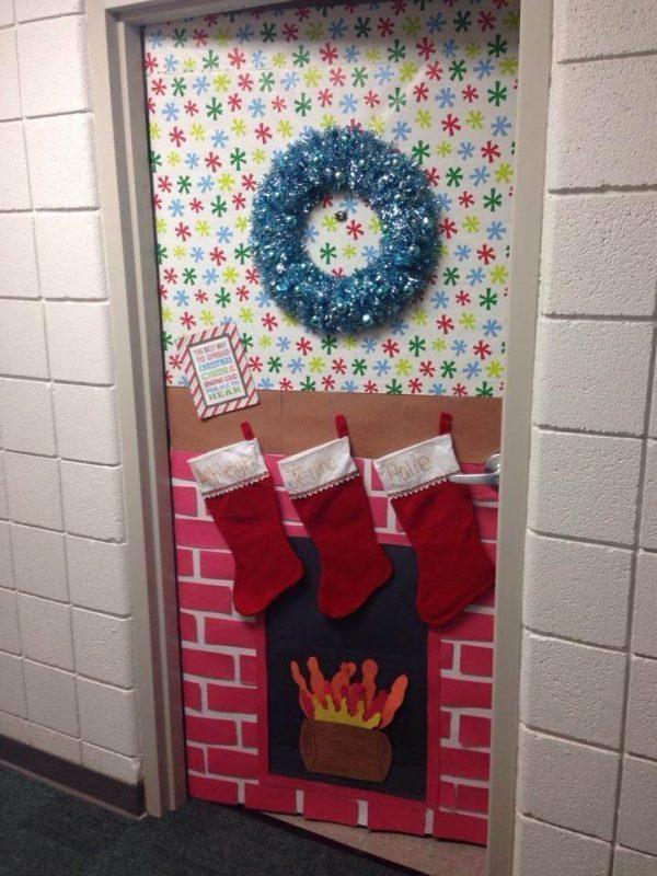 christmas-decorations-for-a-door