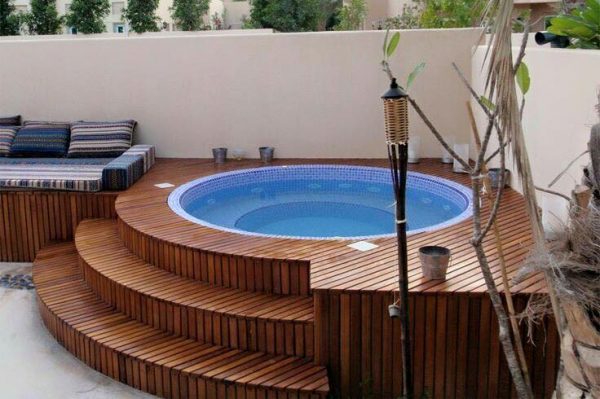outdoor hot tub 