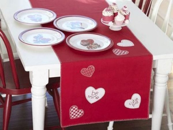 valentine table runner