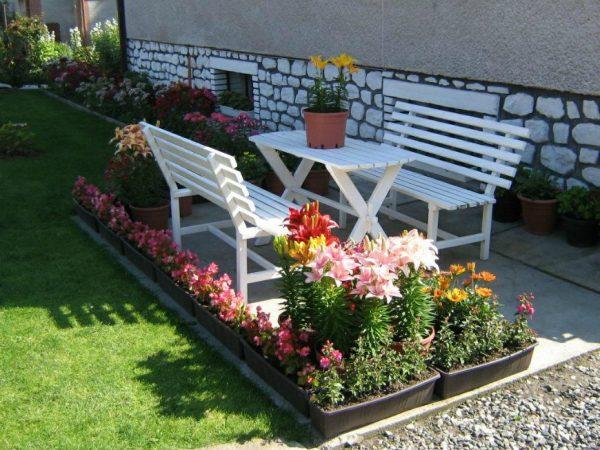 outdoor sitting area furniture