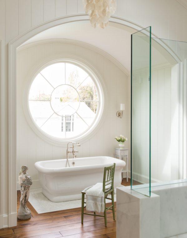 round window bathroom